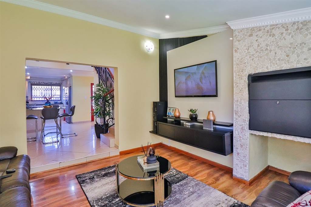 4 Bed House in Glen Marais photo number 10