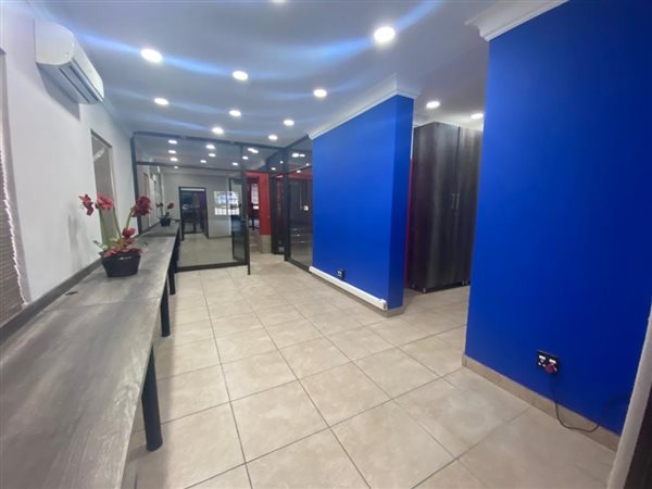 91  m² Commercial space