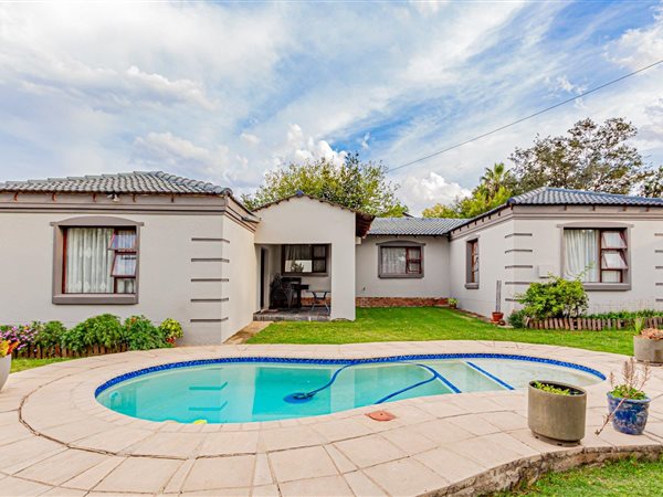 4 Bed House in Bloubosrand