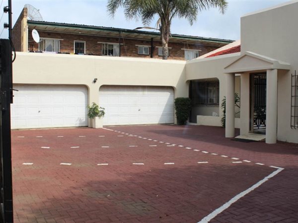 6 Bed House in Kempton Park Central