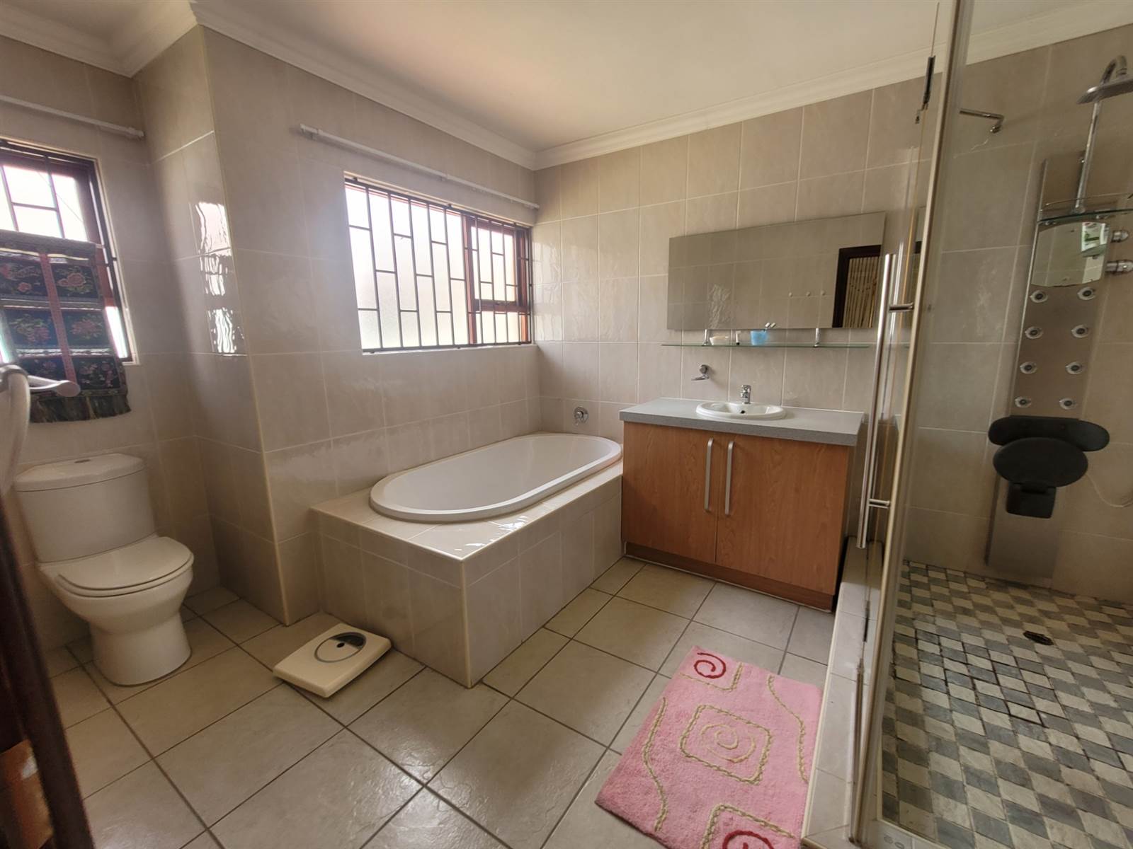 4 Bed House in Greenstone Hill photo number 8