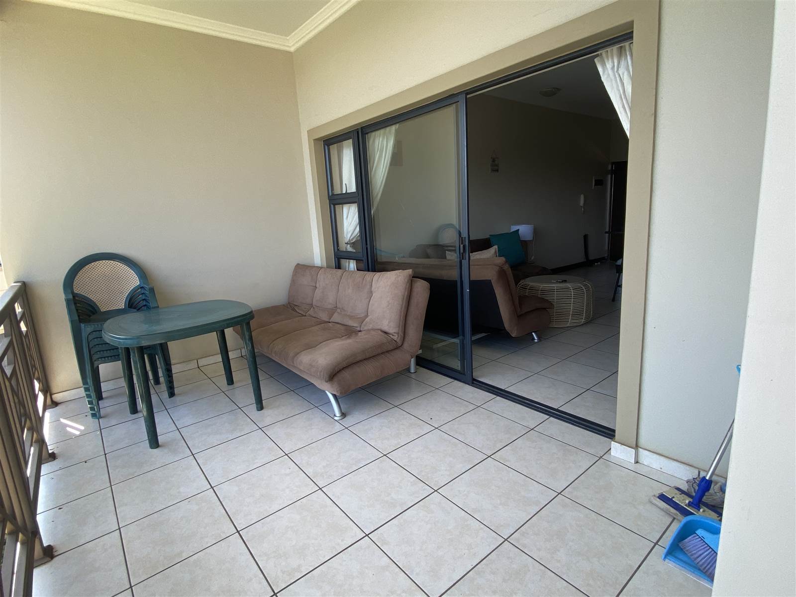 2 Bed Apartment in Uvongo photo number 3