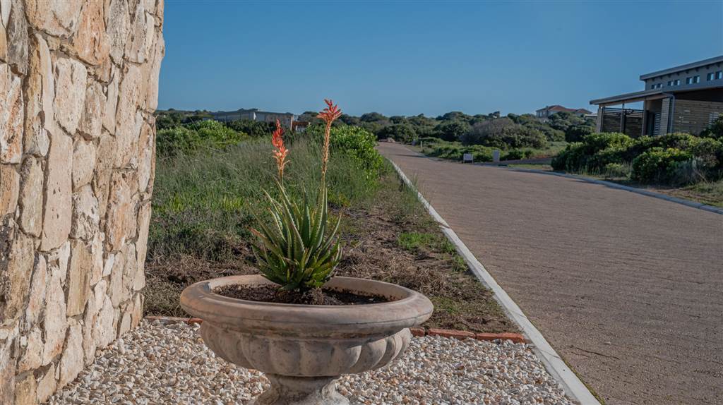 1046 m² Land available in Stilbaai photo number 3