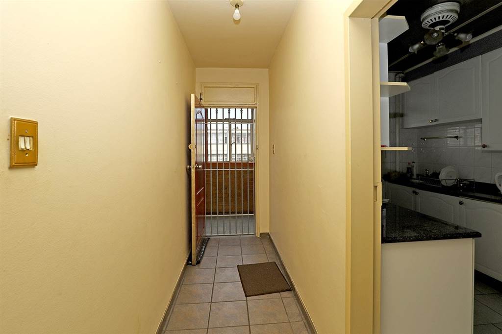 2 Bed Apartment in Booysens photo number 8