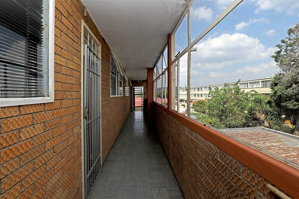 2 Bed Apartment in Booysens photo number 18