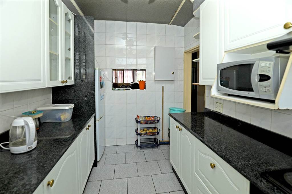 2 Bed Apartment in Booysens photo number 3