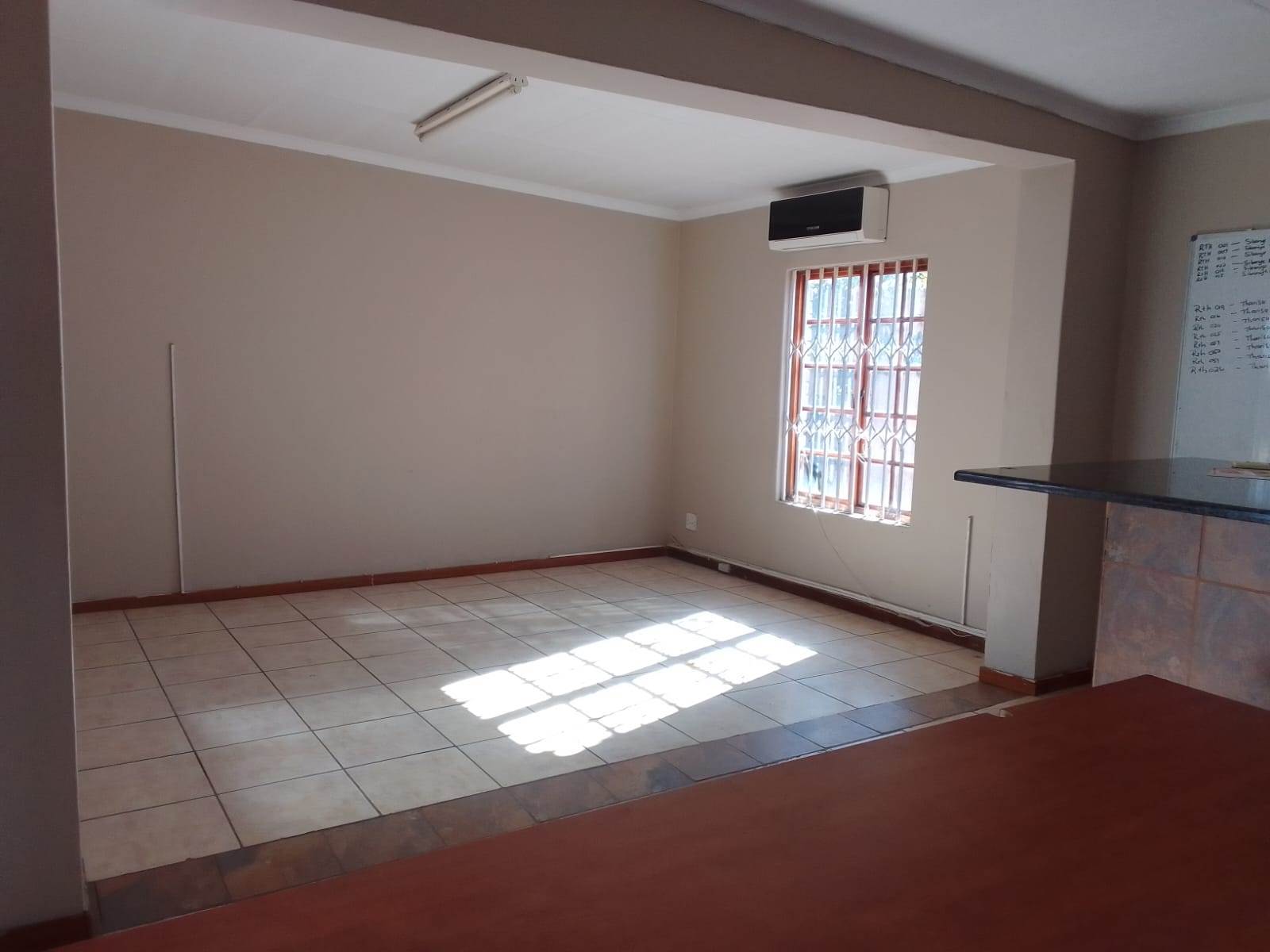 325  m² Commercial space in Rustenburg Central photo number 15