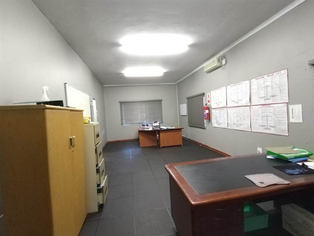 325  m² Commercial space in Rustenburg Central photo number 6