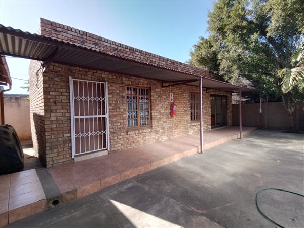 325  m² Commercial space in Rustenburg Central