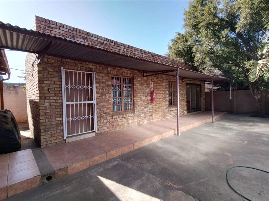 325  m² Commercial space in Rustenburg Central photo number 1
