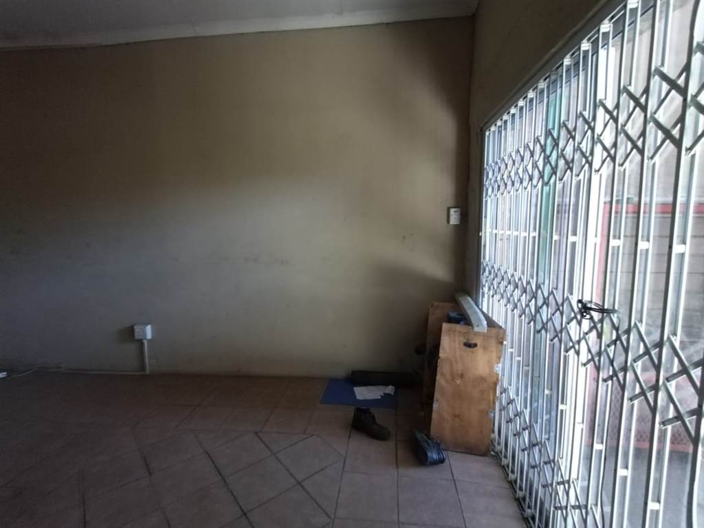 325  m² Commercial space in Rustenburg Central photo number 18