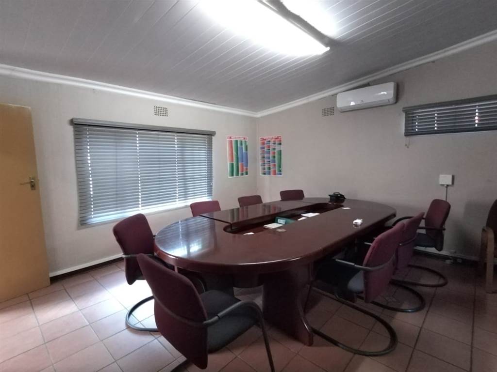 325  m² Commercial space in Rustenburg Central photo number 10