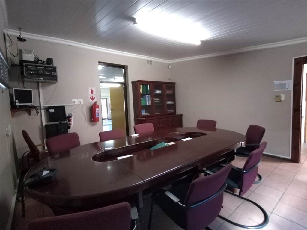 325  m² Commercial space in Rustenburg Central photo number 11