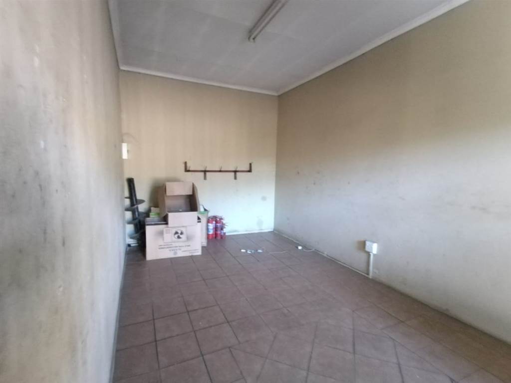 325  m² Commercial space in Rustenburg Central photo number 16