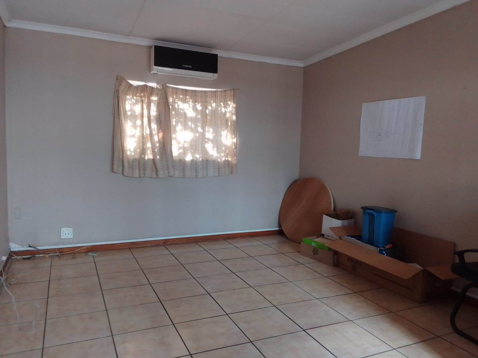 325  m² Commercial space in Rustenburg Central photo number 17