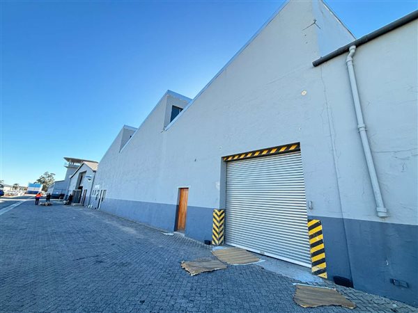 585  m² Industrial space in Dal Josafat