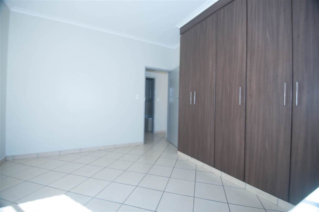 2 Bed Apartment in Eloffsdal photo number 9