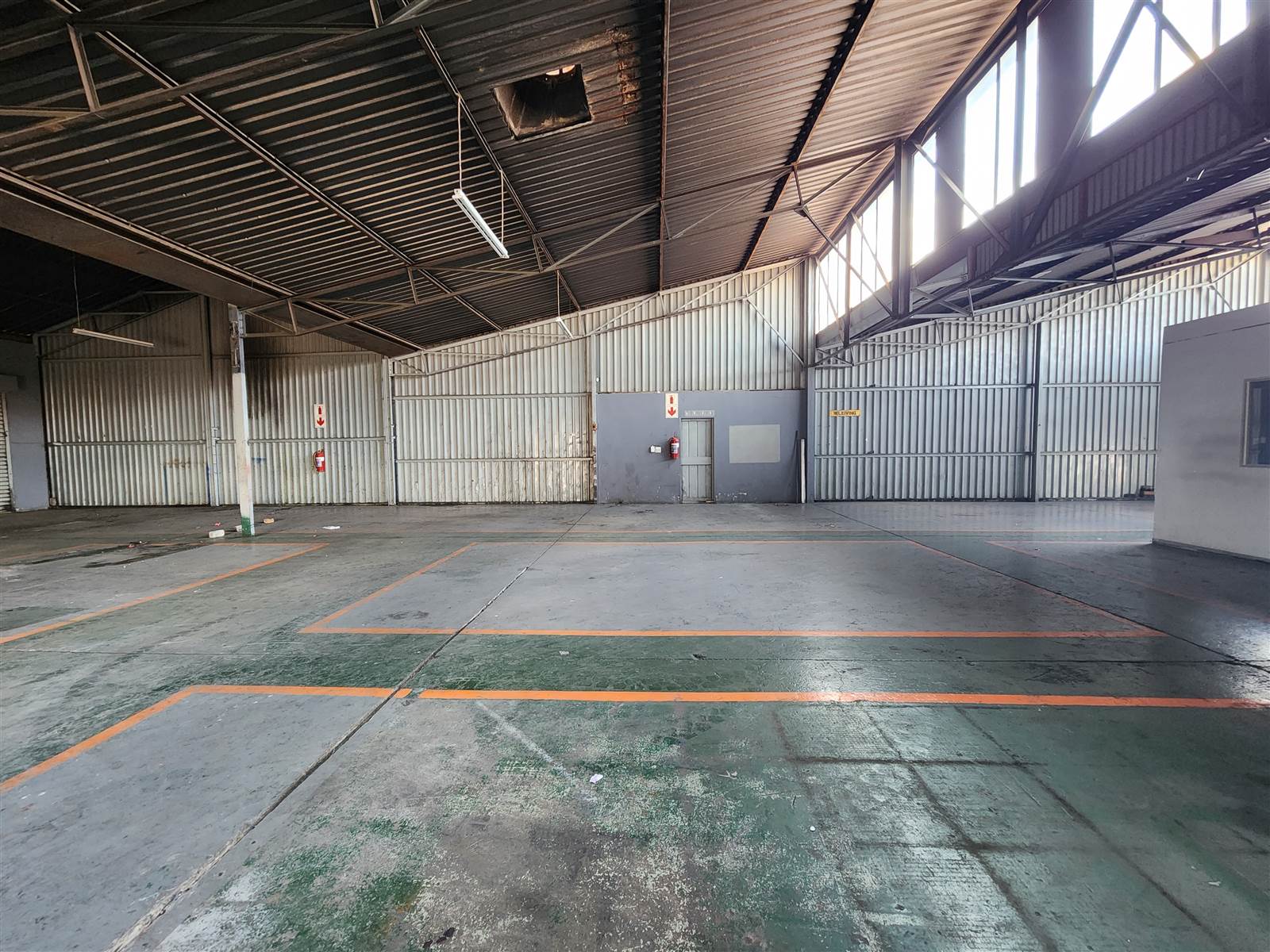 450  m² Industrial space in Driehoek photo number 2