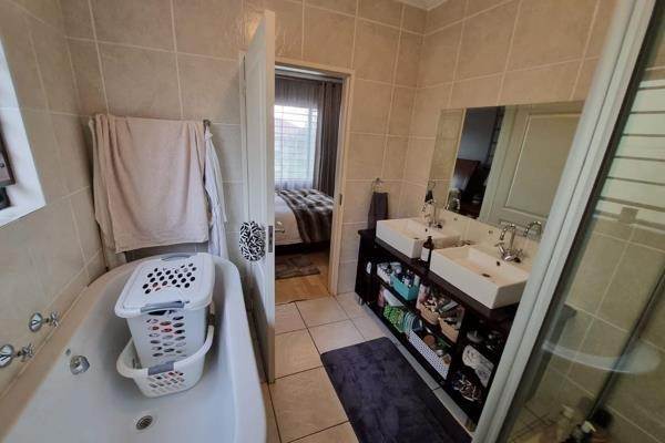 2 Bed Apartment in Sunninghill photo number 28