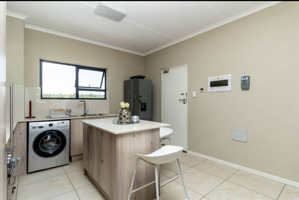 2 Bed Apartment in Fourways photo number 4