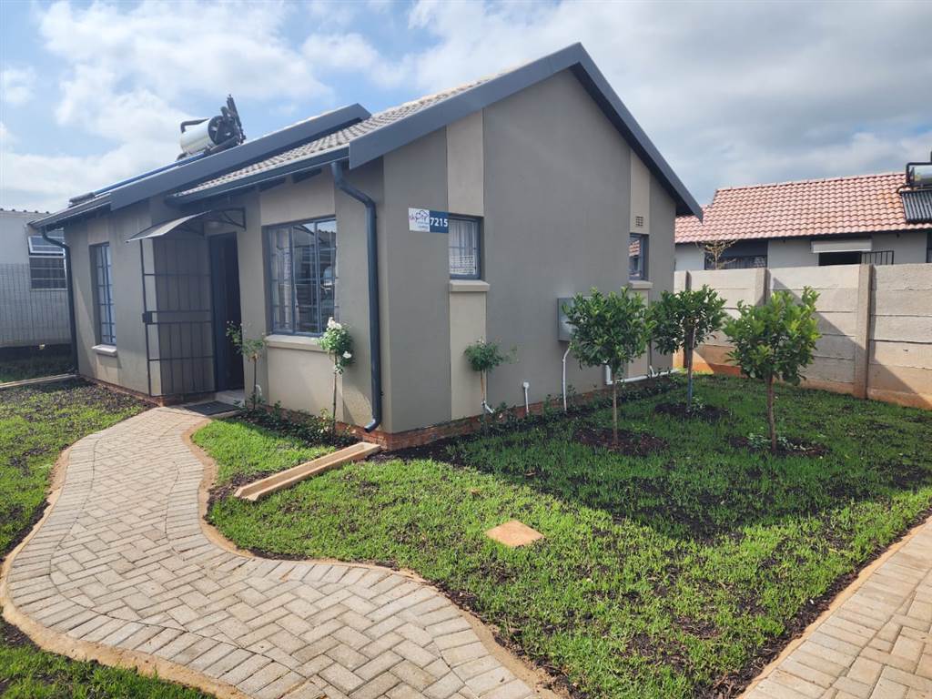 2 Bed House in Lenasia South photo number 2