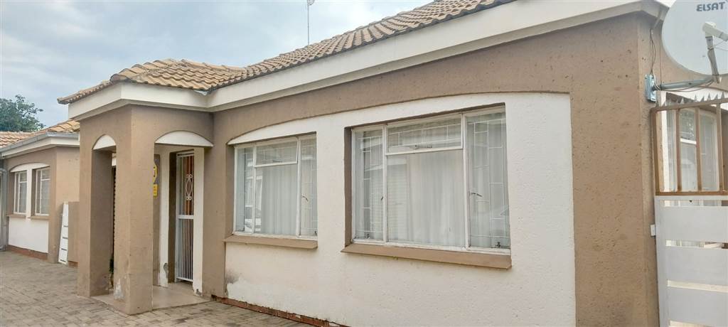 4 Bed Townhouse in Polokwane Central photo number 1