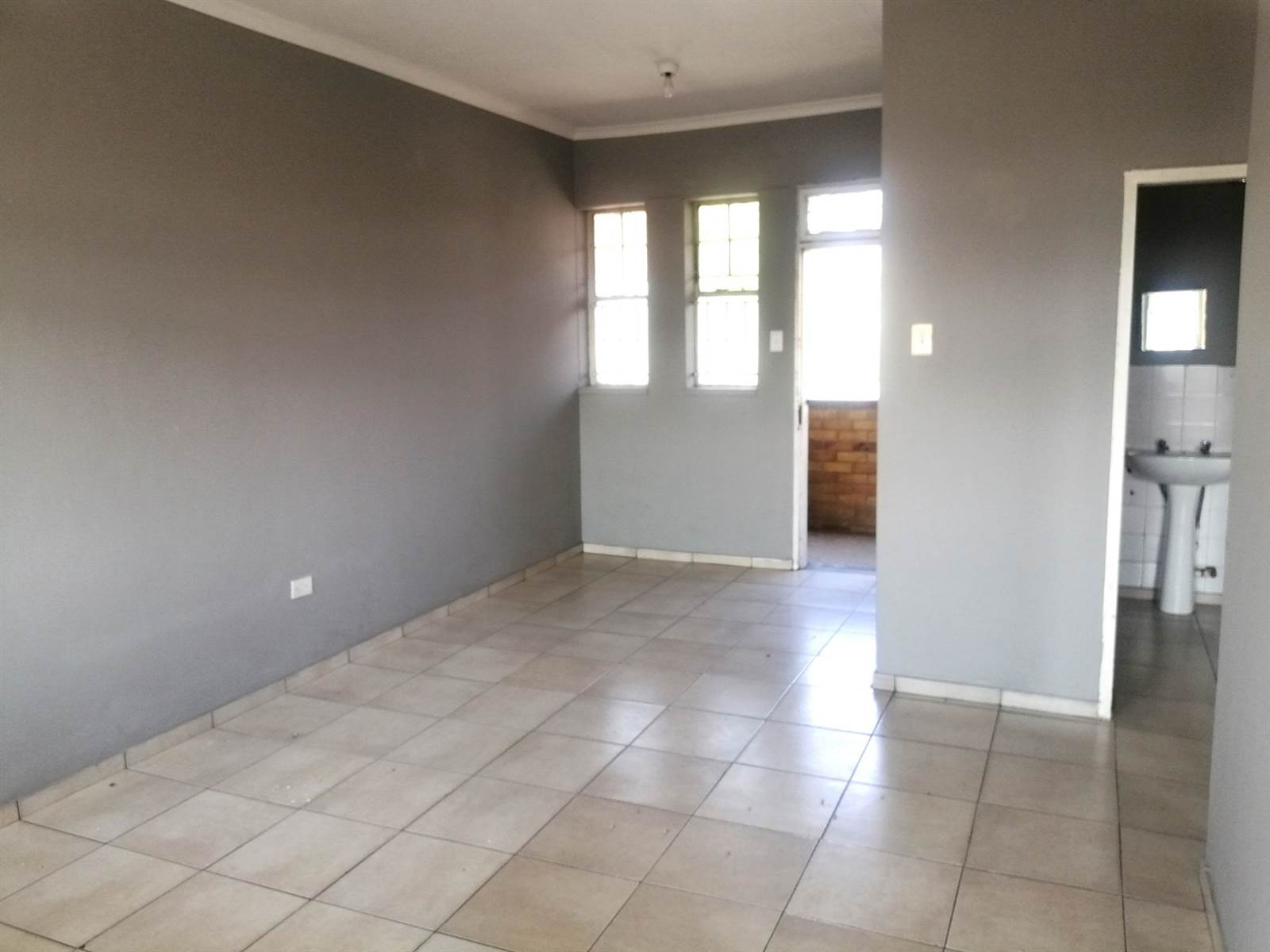 1.5 Bed Apartment in Benoni Central photo number 9