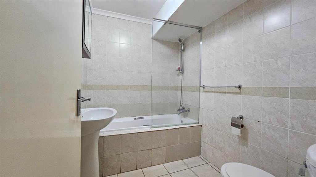 2 Bed Apartment in Wynberg photo number 14