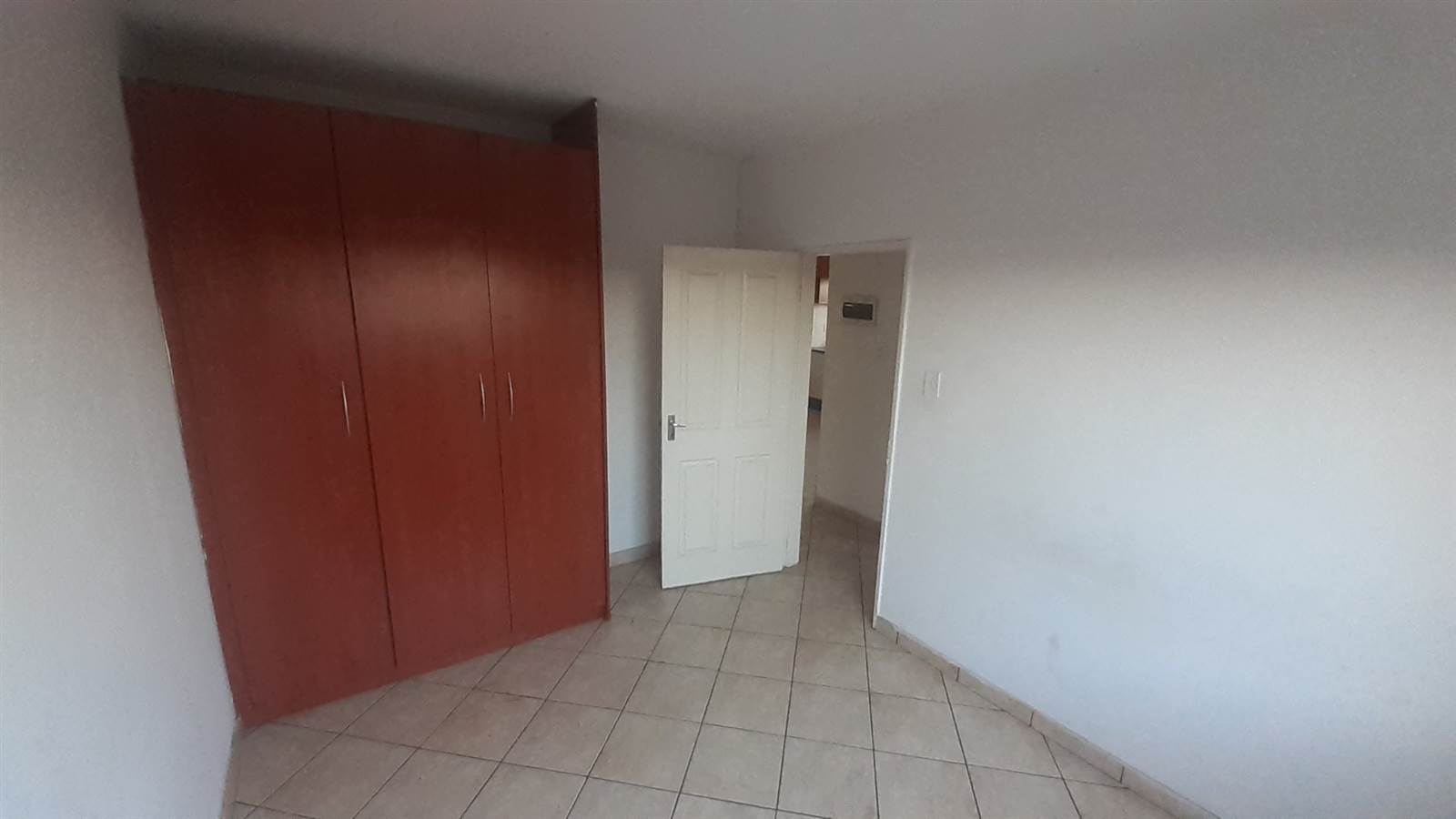 2 Bed Apartment in Lenasia photo number 8