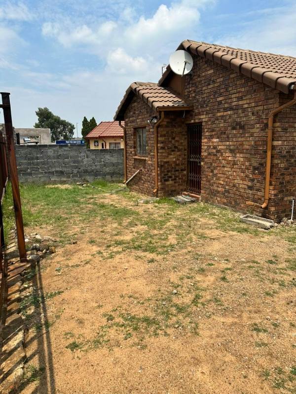 2 Bed House in Klipfontein View photo number 3