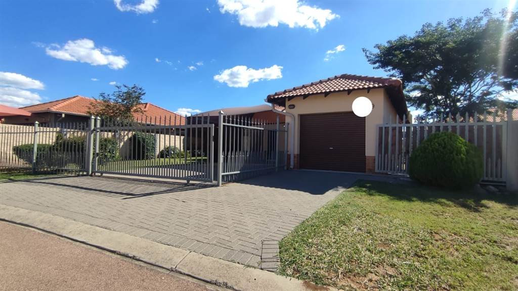 3 Bed House in Waterkloof East photo number 2