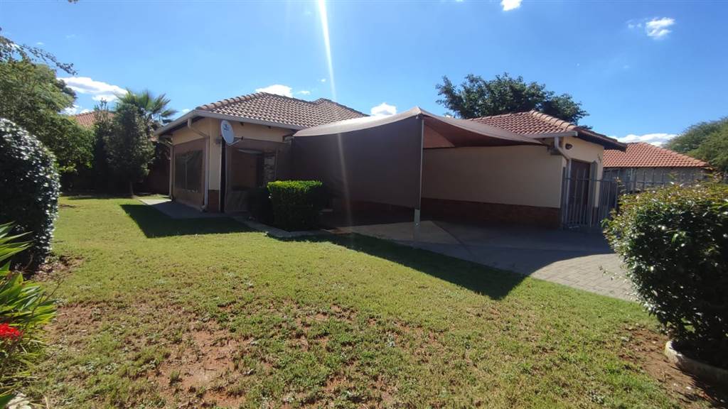 3 Bed House in Waterkloof East photo number 4