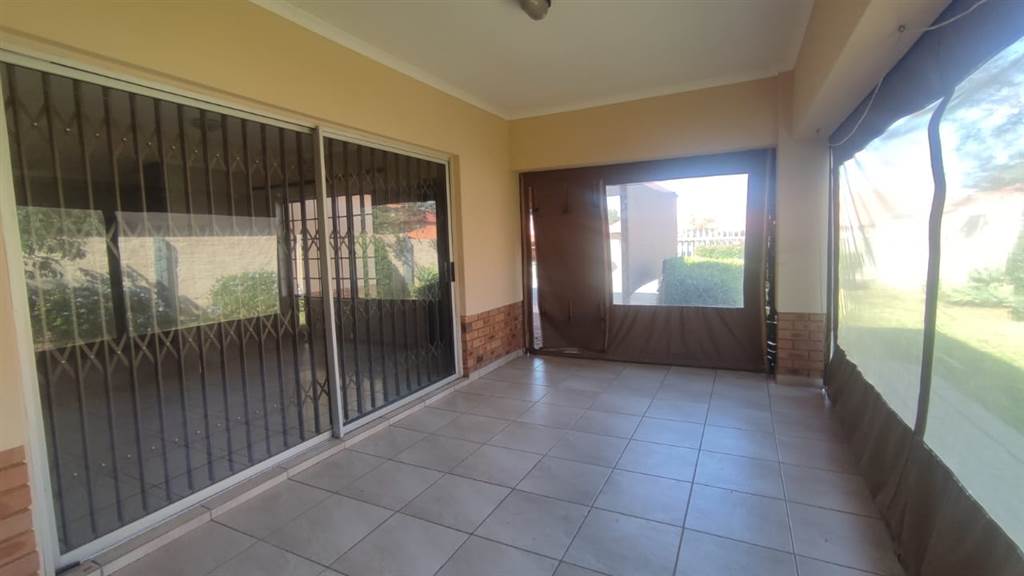 3 Bed House in Waterkloof East photo number 11