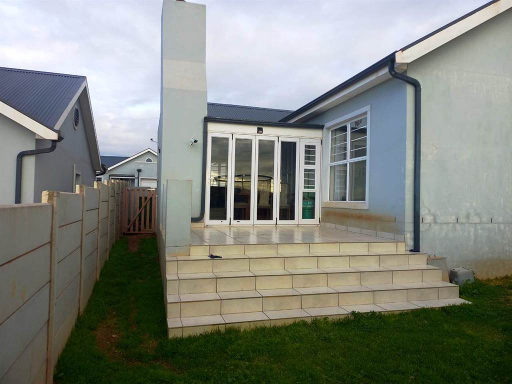 3 Bed Townhouse in Vredenburg photo number 1