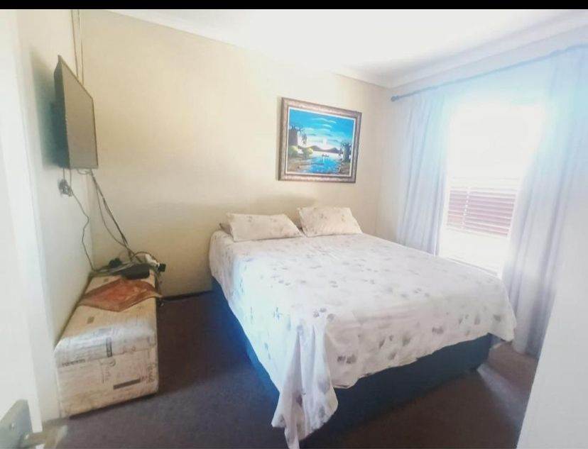 1 Bed Apartment in Roodepoort Central photo number 3