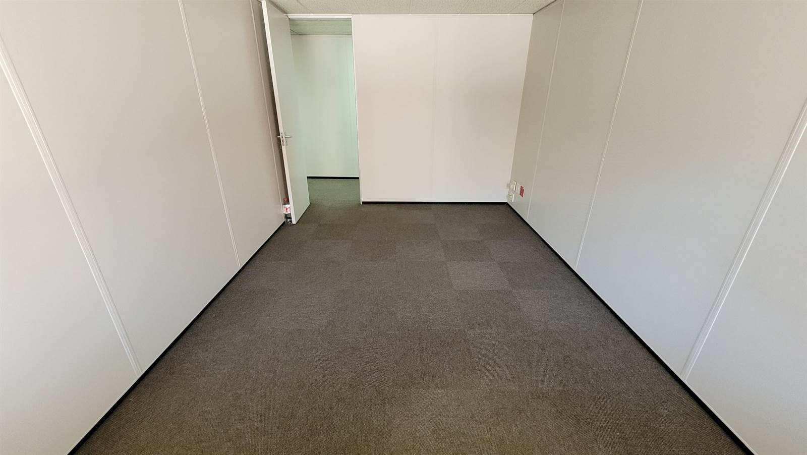377  m² Office Space in Menlyn photo number 11