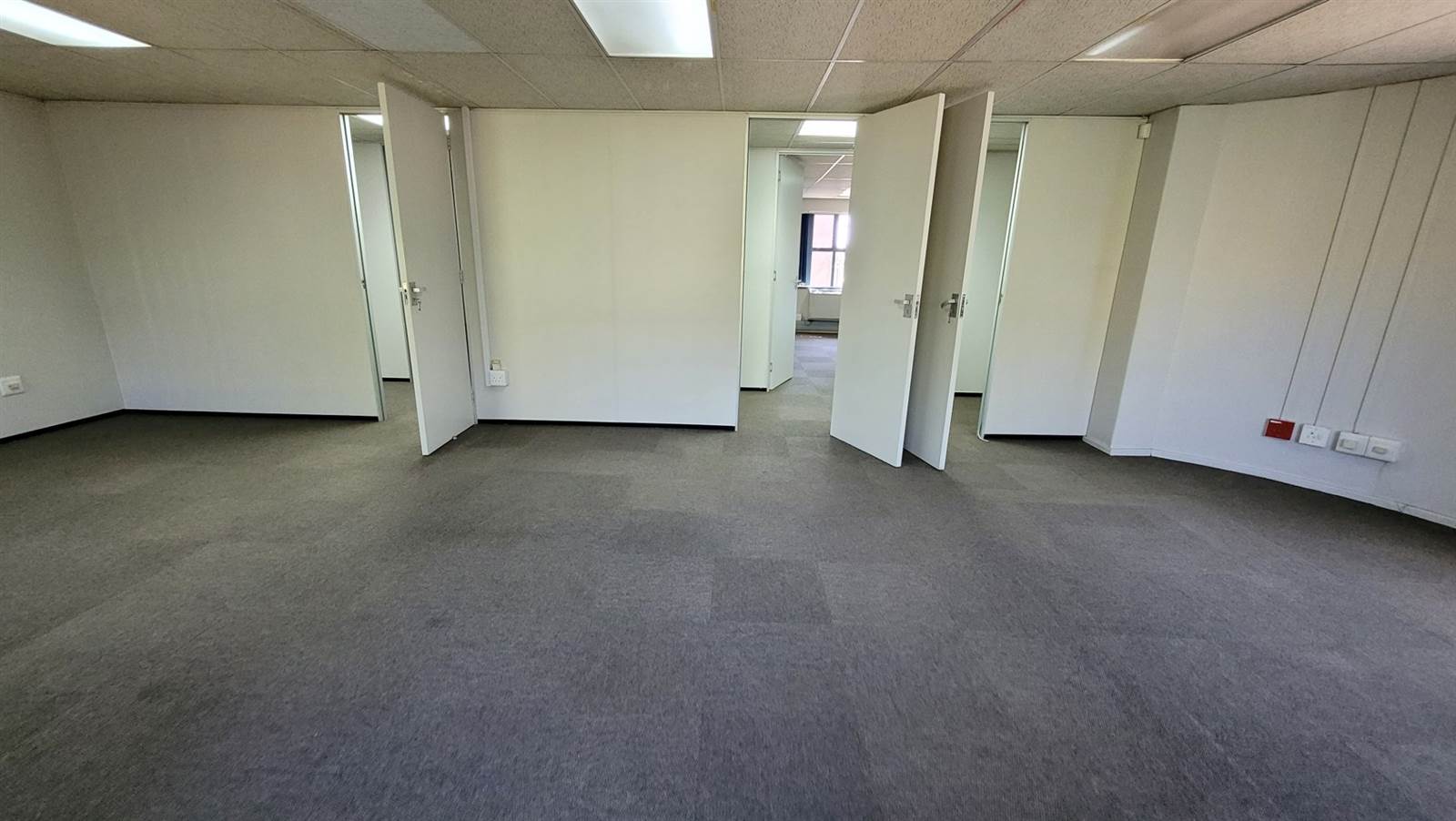377  m² Office Space in Menlyn photo number 14
