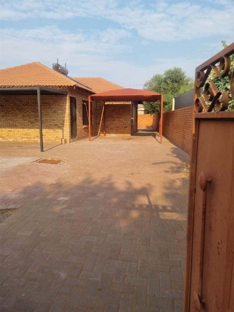 3 Bed House in Postmasburg photo number 1