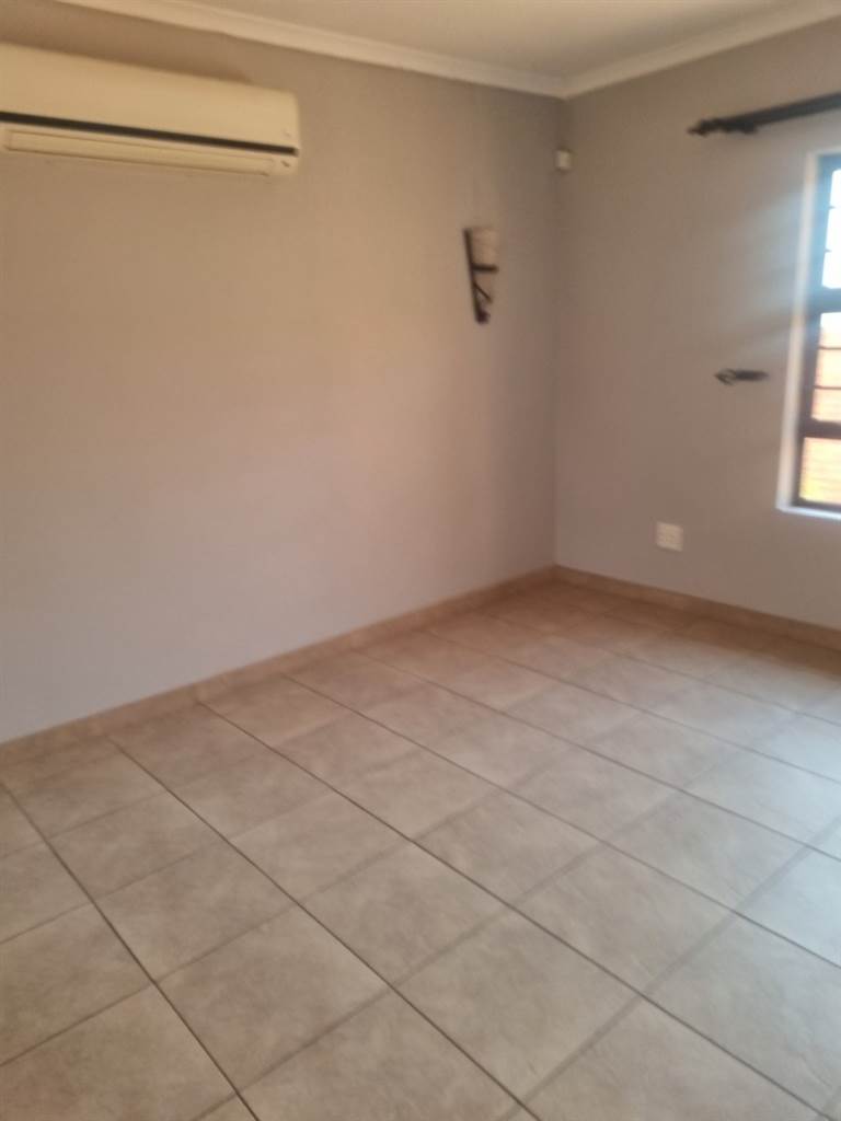 3 Bed House in Postmasburg photo number 11