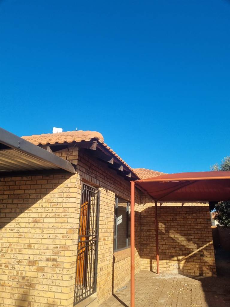 3 Bed House in Postmasburg photo number 7