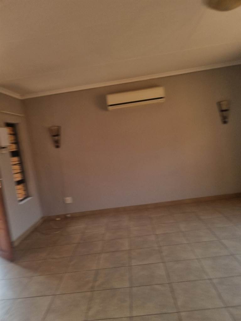 3 Bed House in Postmasburg photo number 9