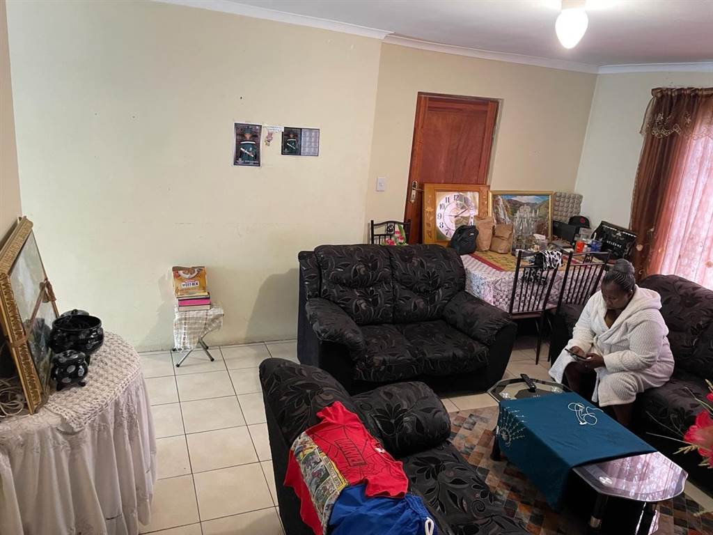 3 Bed House in Grahamstown Central photo number 5