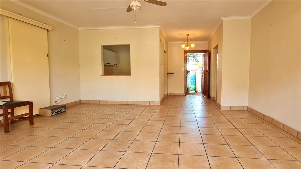 2 Bed Townhouse in Krugersdorp North photo number 3