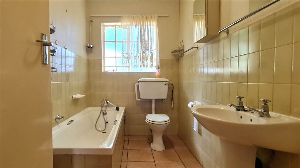 2 Bed Townhouse in Krugersdorp North photo number 9