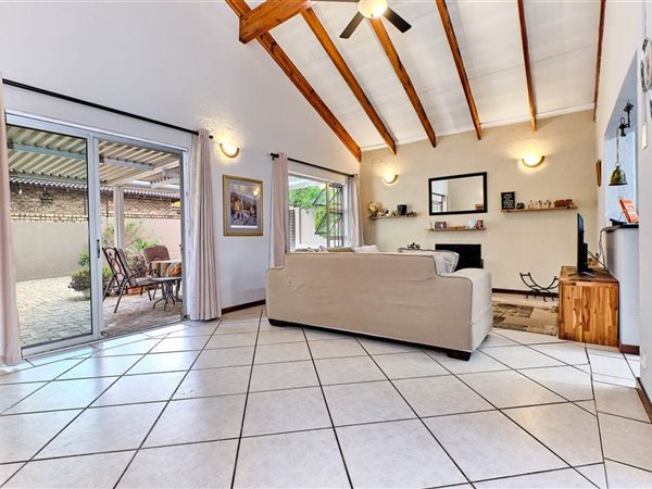 5 Bed House in Douglasdale