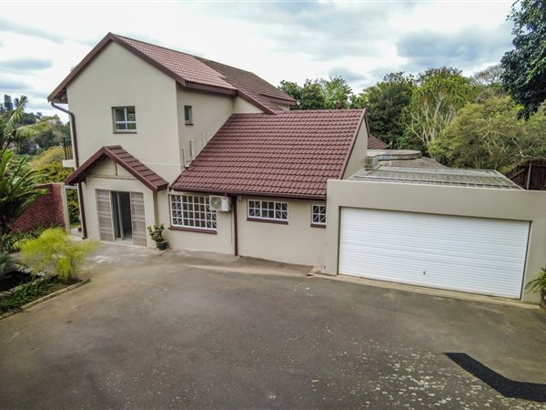 7 Bed House in Padfield Park