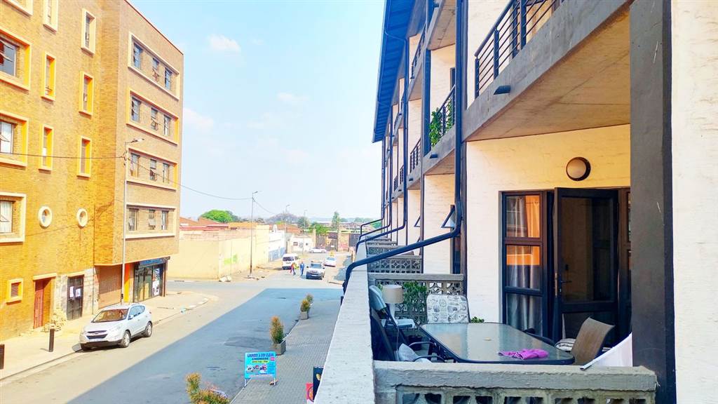 1 Bed Apartment in City & Suburban (Maboneng) photo number 14