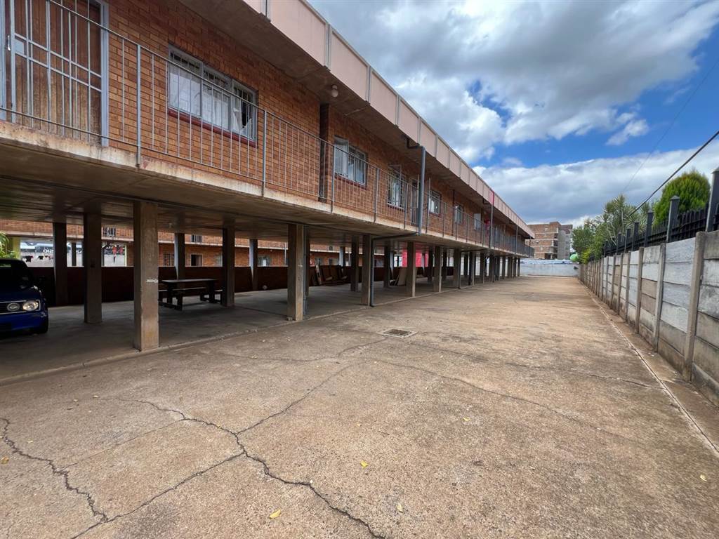 824  m² Commercial space in Pretoria North photo number 1