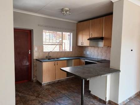 3 Bed Townhouse in Amberfield photo number 9