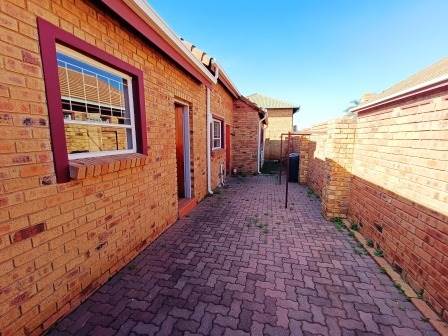 3 Bed Townhouse in Amberfield photo number 21